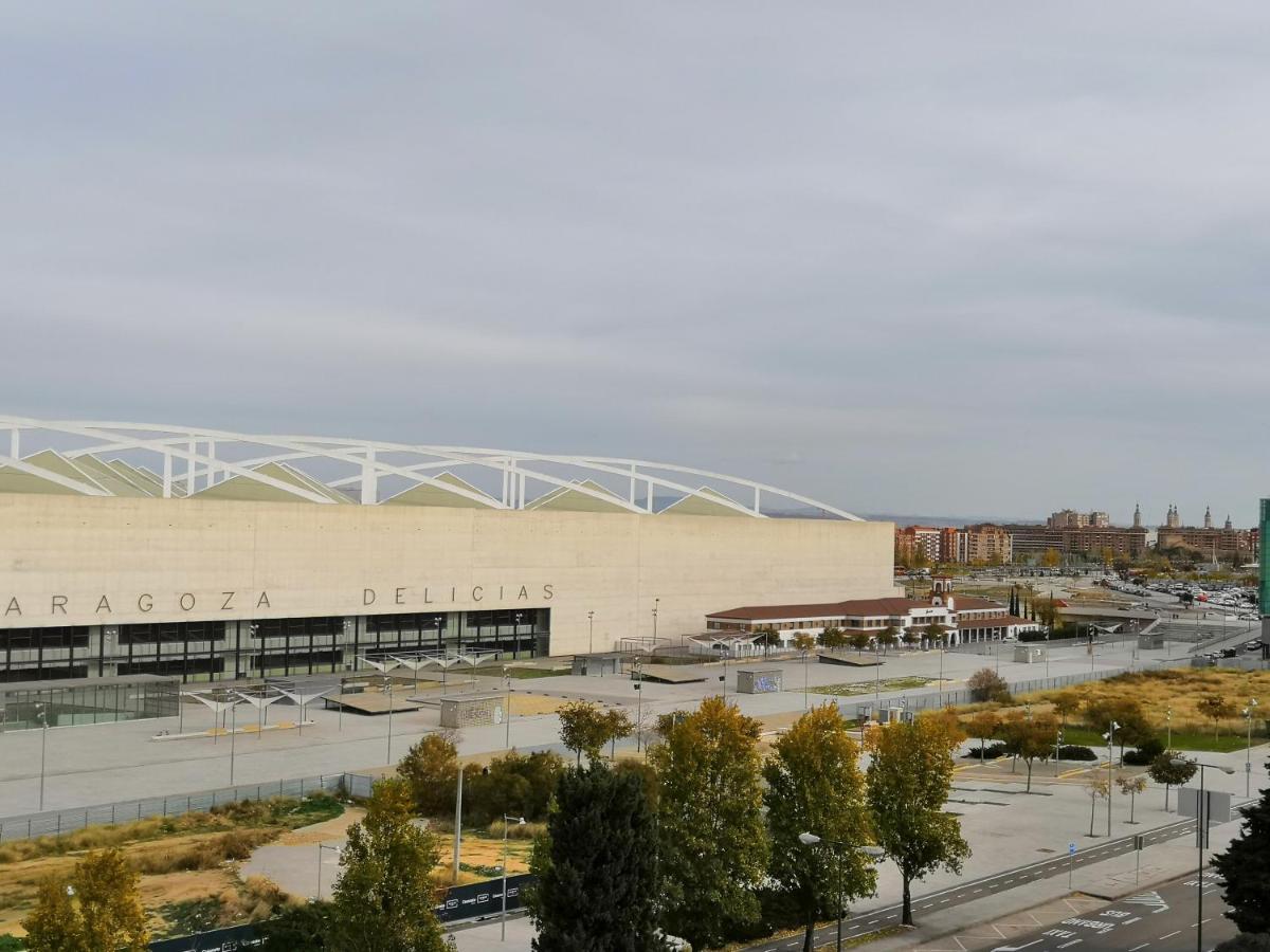 La Parada De La Estacion Con Parking Zaragoza Bagian luar foto